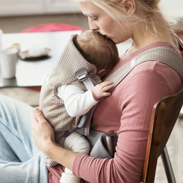 Baby Bjorn Mini 3D Mesh Greige> Buikdragers