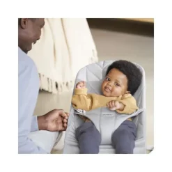 Baby Björn® Bouncer Bliss Cotton Kroonblad Quilt Zandgrijs><noscript><img width=
