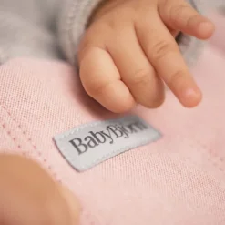 BabyBjörn Bliss Wipstoel – Geweven – Mélange Lichtroze><noscript><img width=