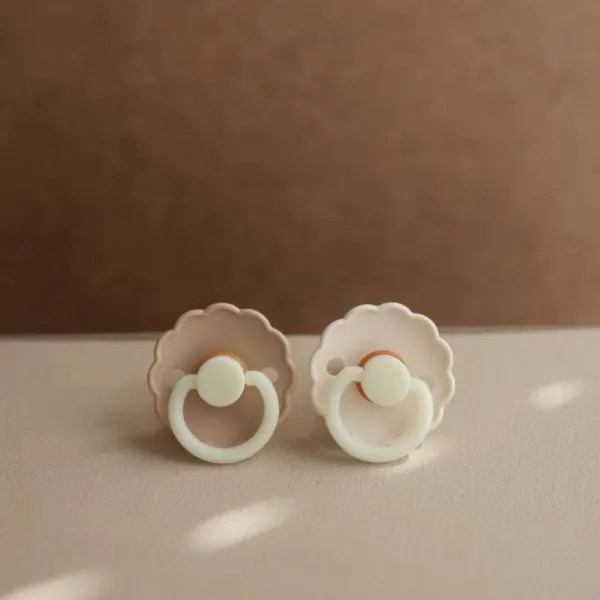 Frigg Fopspeen Daisy Night Croissant/Cream T1 0-6 mnd (2 stuks)> Fopspenen 0-6 Maanden