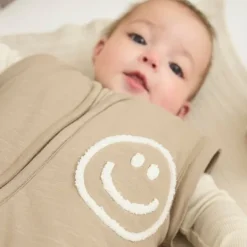 Meyco Baby Slaapzak Met Afritsbare Mouwen Slub Met Smile Applicatie Taupe / Offwhite 110 cm><noscript><img width=