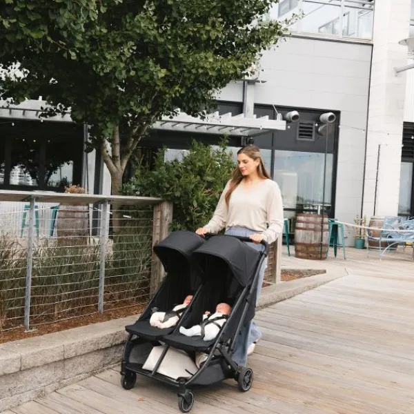 UPPAbaby MINU Duo Buggy - Greyson Carbon Frame Met Bruin Leer> Tweeling Buggy's
